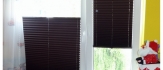 Czarne plisy materiałowe z montażem na ramię okiennej.